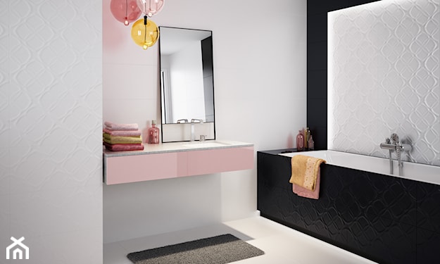 biało czarna łazienka z różowymi dodatkami
