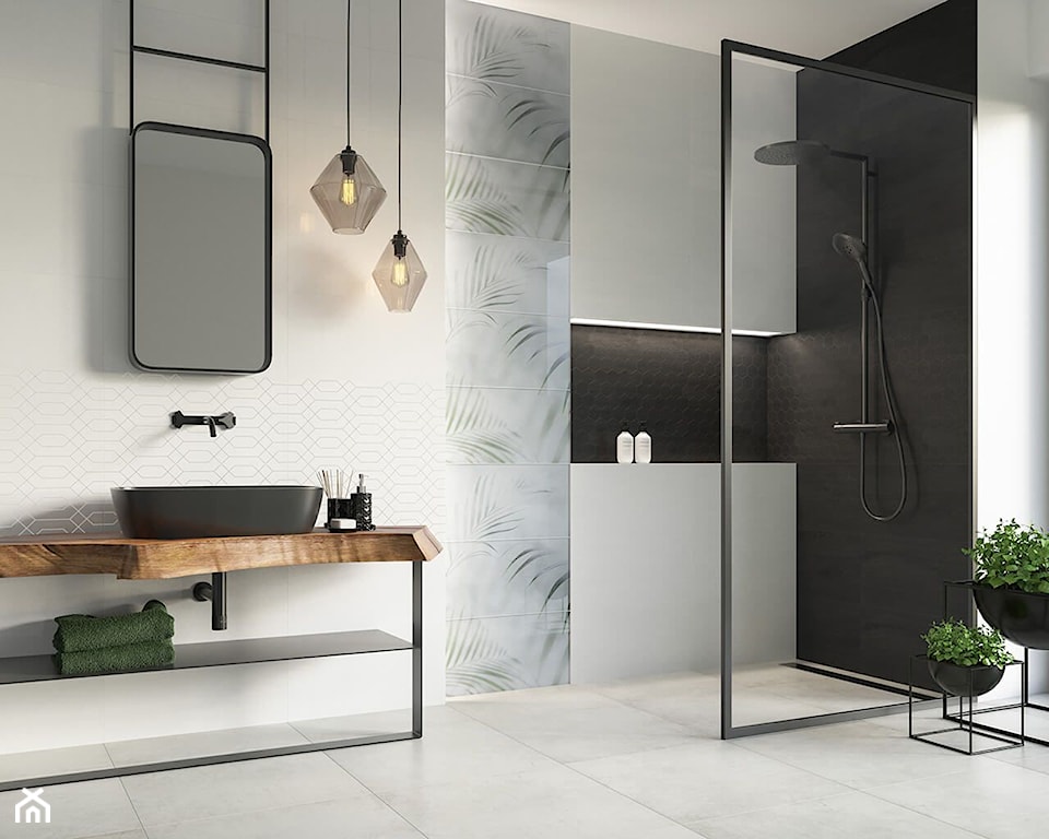 Biało-czarna łazienka, szklane płytki dekoracyjne z motywem liści, drewniany blat w łazience, czarna umywalka nablatowa