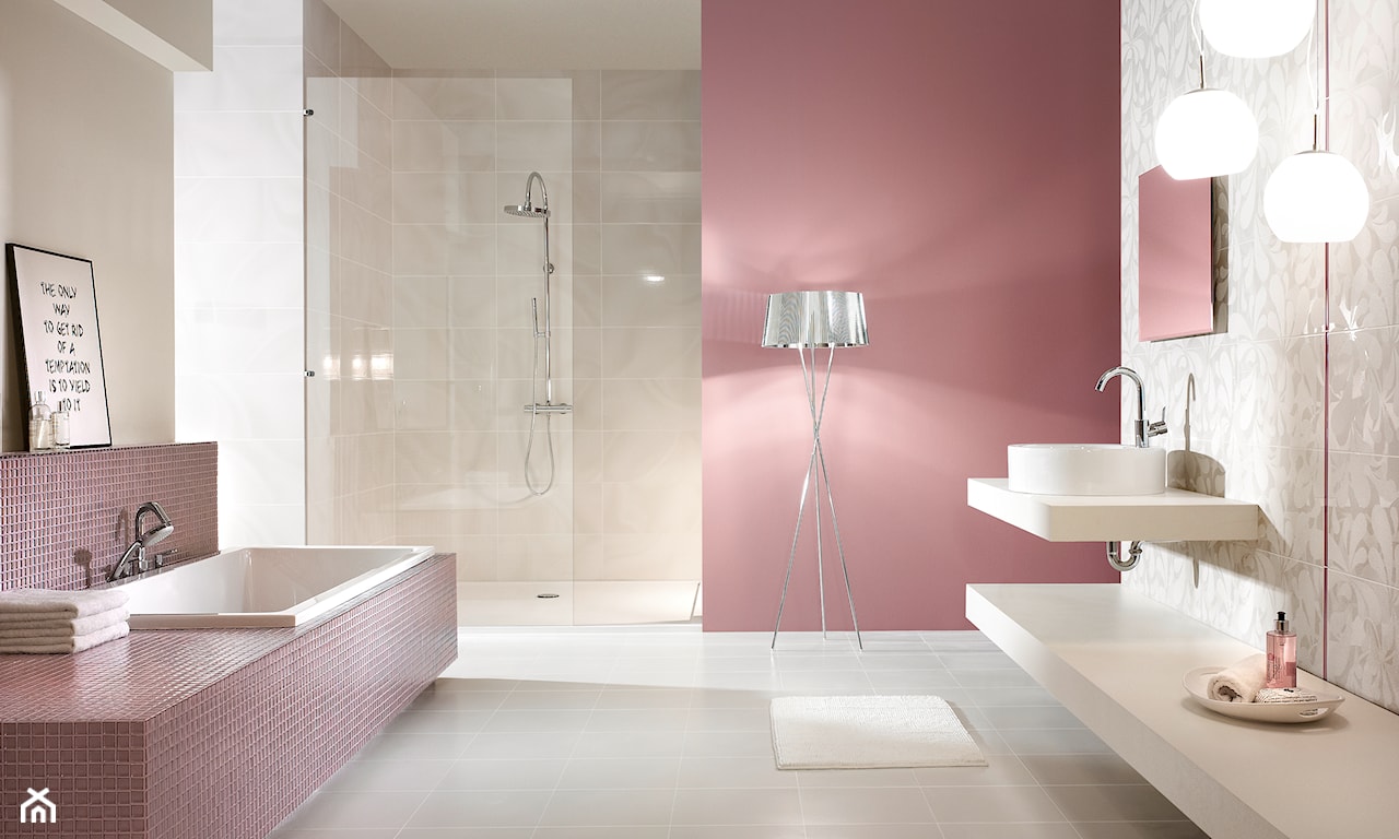 duża nowoczesna łazienka z wanną i prysznicem z różowymi dodatkami 