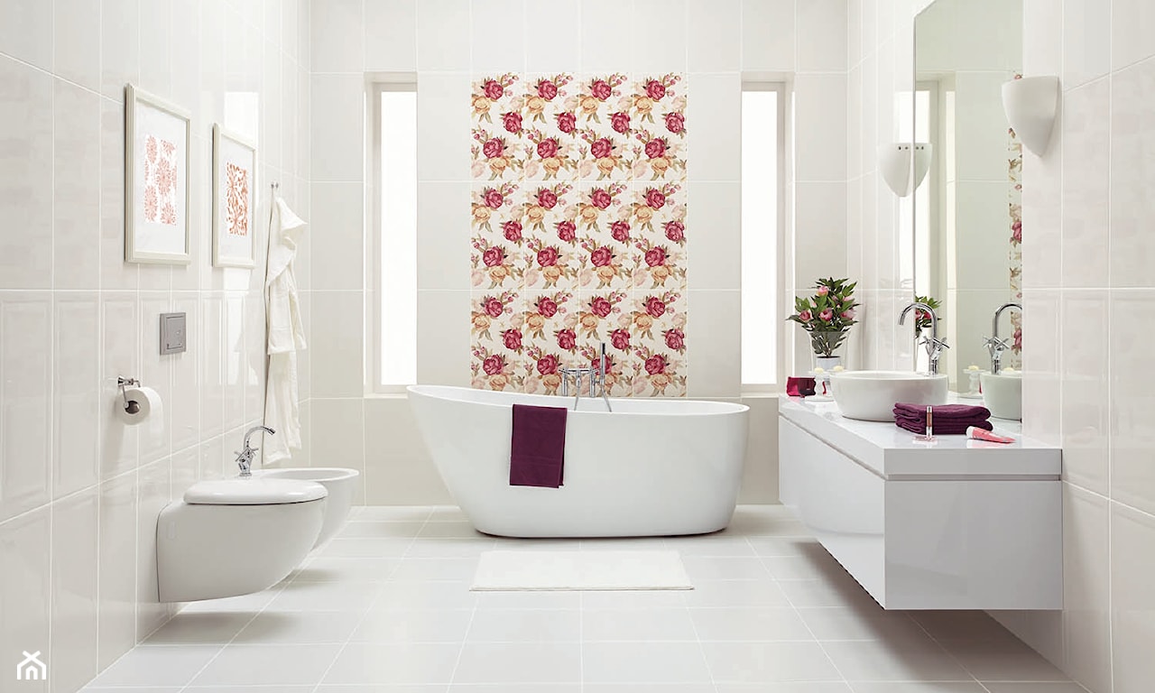 łazienka w stylu klasycznym z kwiatowym akcentem