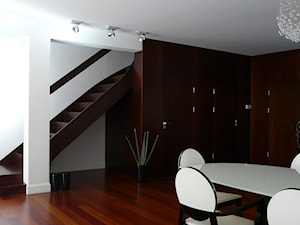 Schody jednobiegowe drewniane, styl minimalistyczny - zdjęcie od WNĘTRZOMANIA