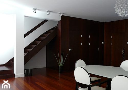 Schody jednobiegowe drewniane, styl minimalistyczny - zdjęcie od WNĘTRZOMANIA