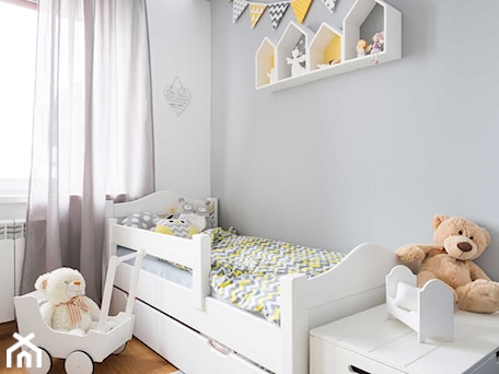 Aranżacje wnętrz - Pokój dziecka: room for boy or girl? - Mały biały szary pokój dziecka dla dziecka dla chłopca dla dziewczynki, styl skandynawski - WNĘTRZOMANIA. Przeglądaj, dodawaj i zapisuj najlepsze zdjęcia, pomysły i inspiracje designerskie. W bazie mamy już prawie milion fotografii!