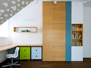Realizacja I - Średni biały szary pokój dziecka dla nastolatka dla chłopca, styl nowoczesny - zdjęcie od TutajConcept