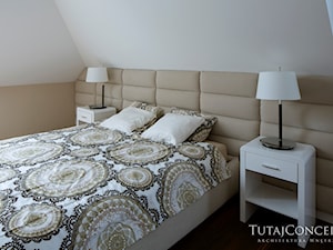Realizacja I - Średnia beżowa biała sypialnia na poddaszu, styl nowoczesny - zdjęcie od TutajConcept