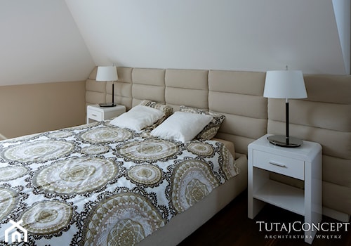 Realizacja I - Średnia beżowa biała sypialnia na poddaszu, styl nowoczesny - zdjęcie od TutajConcept