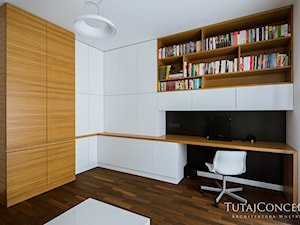 Realizacja I - Średnie w osobnym pomieszczeniu z zabudowanym biurkiem białe biuro, styl nowoczesny - zdjęcie od TutajConcept