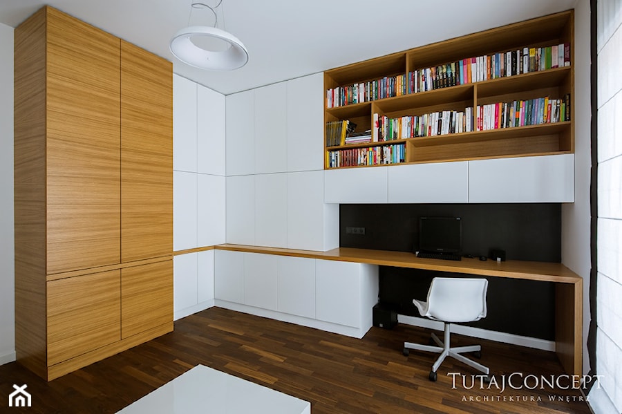 Realizacja I - Średnie w osobnym pomieszczeniu z zabudowanym biurkiem białe biuro, styl nowoczesny - zdjęcie od TutajConcept