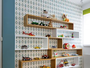 Realizacja I - Średni biały niebieski pokój dziecka dla dziecka dla chłopca, styl nowoczesny - zdjęcie od TutajConcept
