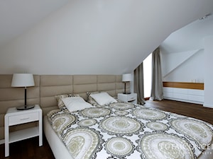 Realizacja I - Duża biała sypialnia na poddaszu, styl nowoczesny - zdjęcie od TutajConcept