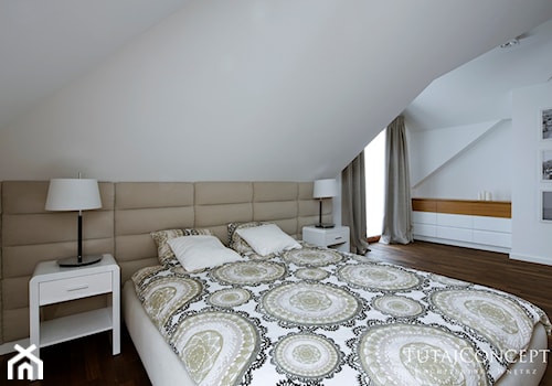 Realizacja I - Duża biała sypialnia na poddaszu, styl nowoczesny - zdjęcie od TutajConcept