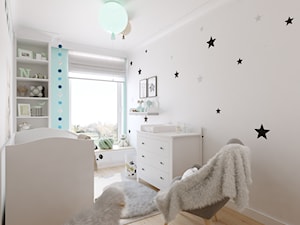Z nutą glamour - Średni biały niebieski pokój dziecka dla niemowlaka dla chłopca dla dziewczynki, styl skandynawski - zdjęcie od TutajConcept