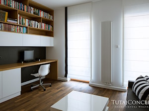 Realizacja I - Średnie z sofą z zabudowanym biurkiem białe szare biuro, styl nowoczesny - zdjęcie od TutajConcept
