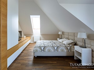 Realizacja I - Duża beżowa biała sypialnia na poddaszu, styl nowoczesny - zdjęcie od TutajConcept