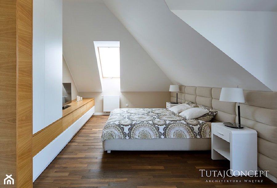 Realizacja I - Duża beżowa biała sypialnia na poddaszu, styl nowoczesny - zdjęcie od TutajConcept