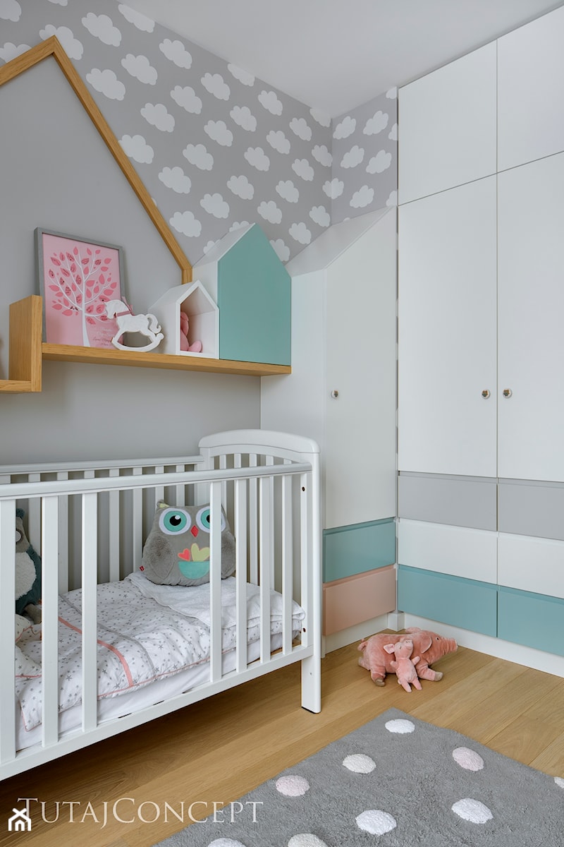 Wilanów - 100m2 REALIZACJA - Mały szary pokój dziecka dla niemowlaka dla chłopca dla dziewczynki, styl skandynawski - zdjęcie od TutajConcept