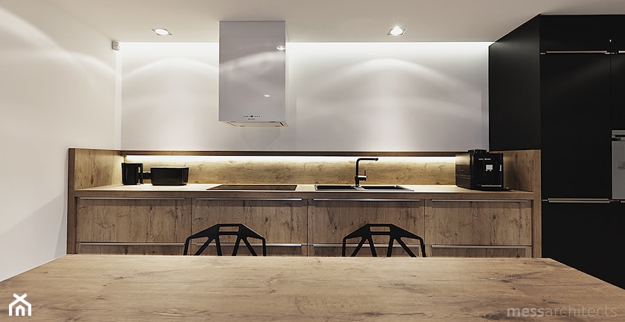Projekt wnętrza domu pod Łodzią - Średnia z salonem biała z zabudowaną lodówką z podblatowym zlewozmywakiem kuchnia jednorzędowa, styl nowoczesny - zdjęcie od mess architects