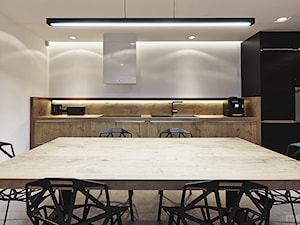 Projekt wnętrza domu pod Łodzią - Średnia z salonem biała z zabudowaną lodówką z podblatowym zlewozmywakiem kuchnia jednorzędowa, styl nowoczesny - zdjęcie od mess architects
