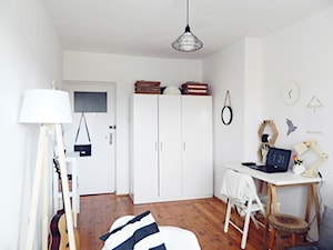Pokój 14m2 - Mały biały salon, styl skandynawski - zdjęcie od Farfocle