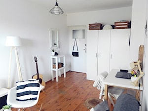 Pokój 14m2 - Mały biały salon, styl skandynawski - zdjęcie od Farfocle