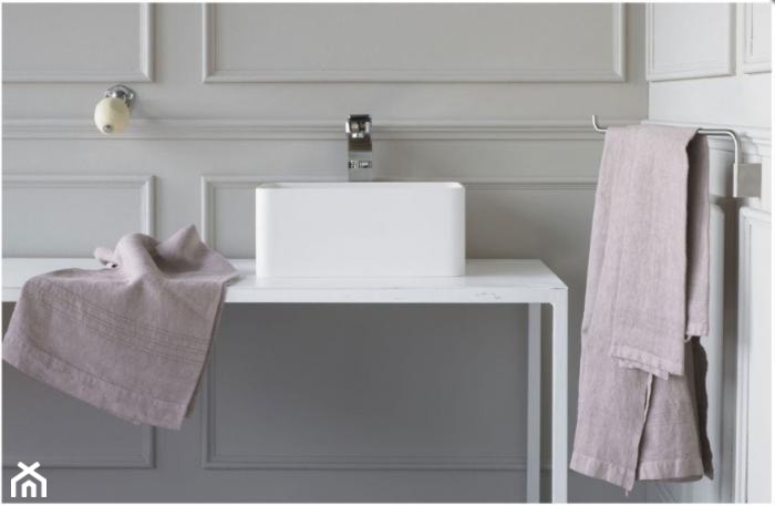 Unikalna mydelniczka w prostej łazience - zdjęcie od whitehousedesign.pl - Homebook