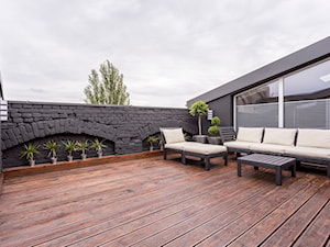 Poddasze w Kamienicy - Duży z meblami ogrodowymi z donicami na kwiaty taras na dachu - zdjęcie od Design Factory Studio Projektowe