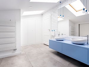 Poddasze w Kamienicy - Średnia na poddaszu z lustrem z dwoma umywalkami łazienka z oknem, styl nowoczesny - zdjęcie od Design Factory Studio Projektowe