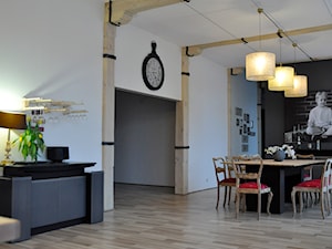 RODZINNY LOFT - Średnia otwarta z kamiennym blatem biała czarna z zabudowaną lodówką kuchnia dwurzędowa, styl industrialny - zdjęcie od Design Factory Studio Projektowe