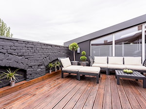 Poddasze w Kamienicy - Duży z podłogą z desek z meblami ogrodowymi z donicami na kwiaty taras na dachu - zdjęcie od Design Factory Studio Projektowe