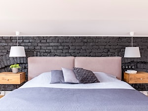 Poddasze w Kamienicy - Duża biała czarna sypialnia, styl skandynawski - zdjęcie od Design Factory Studio Projektowe
