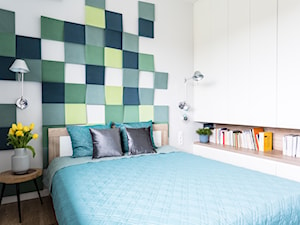 Sesja zdjęciowa: Okolice Nowosolnej - Mała biała zielona sypialnia, styl skandynawski - zdjęcie od Design Factory Studio Projektowe