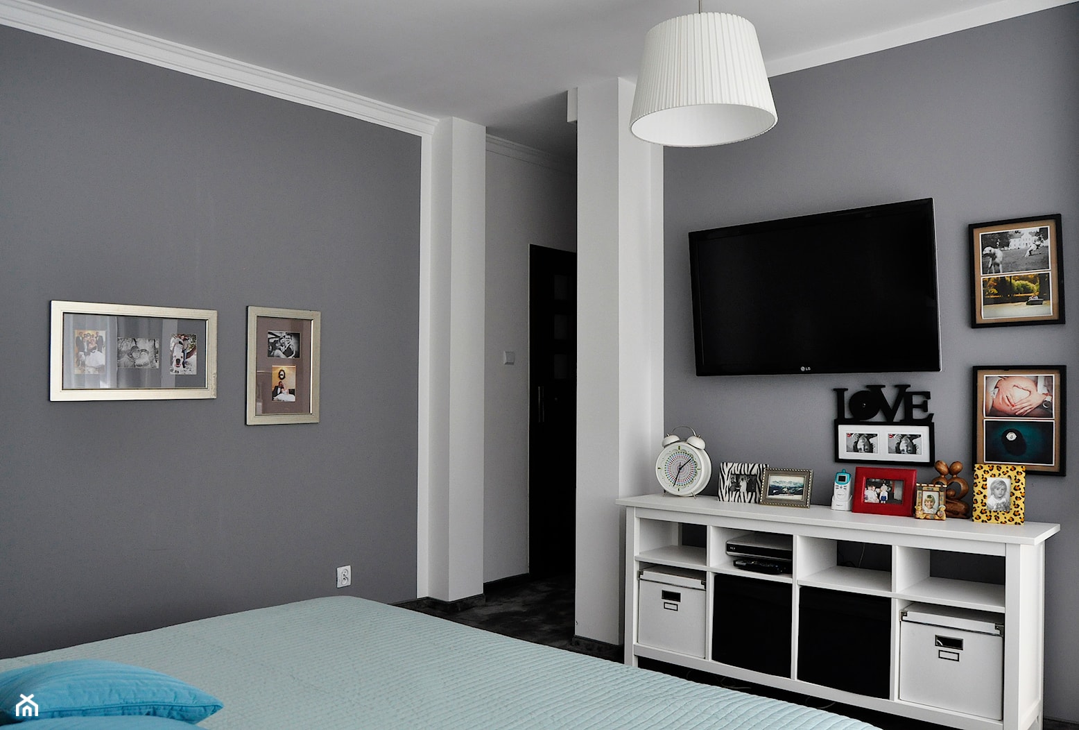 SALON I SYPIALNIA W STYLU GLAMOUR - Średnia biała szara sypialnia, styl glamour - zdjęcie od Design Factory Studio Projektowe - Homebook