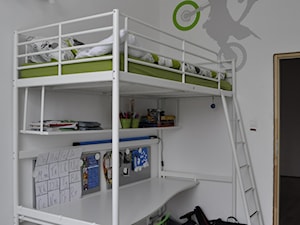 RODZINNY LOFT - Mały biały pokój dziecka dla dziecka dla nastolatka dla chłopca, styl industrialny - zdjęcie od Design Factory Studio Projektowe