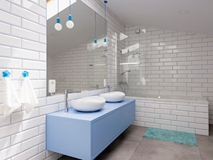 Poddasze w Kamienicy - Średnia na poddaszu z dwoma umywalkami łazienka z oknem, styl nowoczesny - zdjęcie od Design Factory Studio Projektowe