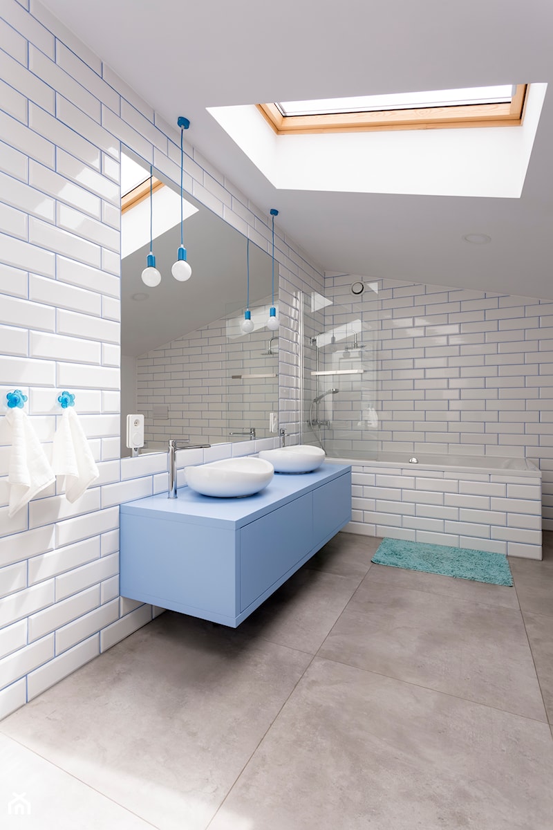 Poddasze w Kamienicy - Średnia na poddaszu z dwoma umywalkami łazienka z oknem, styl nowoczesny - zdjęcie od Design Factory Studio Projektowe