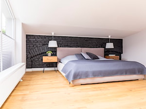 Poddasze w Kamienicy - Duża biała czarna sypialnia na poddaszu, styl skandynawski - zdjęcie od Design Factory Studio Projektowe