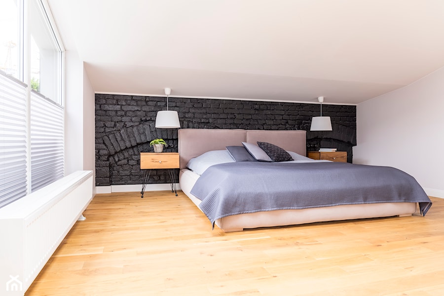 Poddasze w Kamienicy - Duża biała czarna sypialnia na poddaszu, styl skandynawski - zdjęcie od Design Factory Studio Projektowe