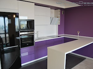 Meble - wnętrza - Mała otwarta z salonem biała fioletowa z podblatowym zlewozmywakiem kuchnia z fioletowymi frontami w kształcie litery l z wyspą lub półwyspem - zdjęcie od Glasimo OPOLE