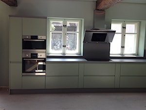 Meble - wnętrza - Średnia otwarta zamknięta biała z zabudowaną lodówką kuchnia jednorzędowa - zdjęcie od Glasimo OPOLE