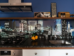 Apartament na poddaszu - Mała z kamiennym blatem niebieska z zabudowaną lodówką z podblatowym zlewozmywakiem kuchnia jednorzędowa, styl nowoczesny - zdjęcie od Ossowska Architektura Wnętrz