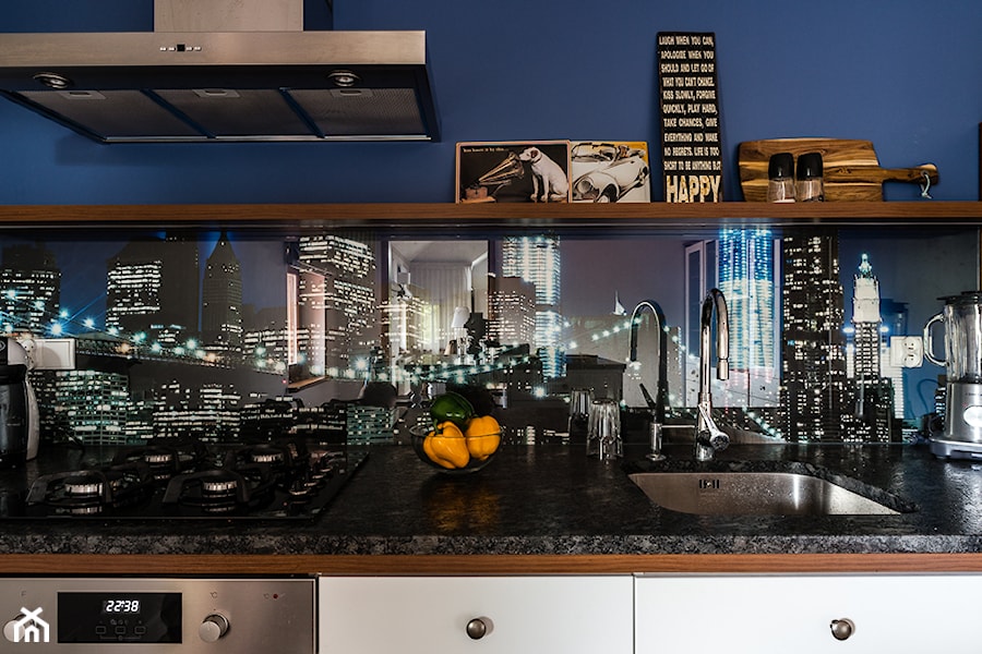 Apartament na poddaszu - Mała z kamiennym blatem niebieska z zabudowaną lodówką z podblatowym zlewozmywakiem kuchnia jednorzędowa, styl nowoczesny - zdjęcie od Ossowska Architektura Wnętrz