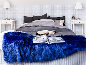 Apartament na poddaszu - Średnia niebieska szara sypialnia, styl skandynawski - zdjęcie od Ossowska Architektura Wnętrz