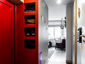 Klimatyczne mieszkanie na Starówce - Średni czerwony szary hol / przedpokój, styl nowoczesny - zdjęcie od Ossowska Architektura Wnętrz