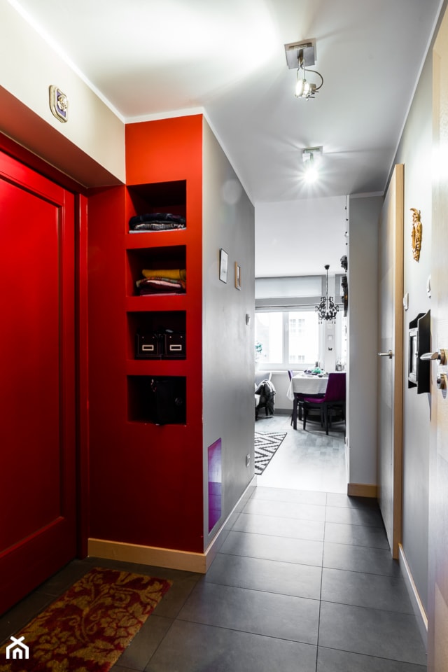Klimatyczne mieszkanie na Starówce - Średni czerwony szary hol / przedpokój, styl nowoczesny - zdjęcie od Ossowska Architektura Wnętrz