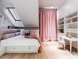 Pokój dla małej księżniczki - Średni biały pokój dziecka dla dziecka dla nastolatka dla dziewczynki, styl tradycyjny - zdjęcie od Ossowska Architektura Wnętrz