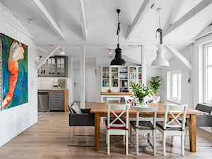 Dom pełen sztuki - mieszkanie w kamienicy z 1905 - Średnia biała jadalnia w salonie w kuchni, styl nowoczesny - zdjęcie od Ossowska Architektura Wnętrz