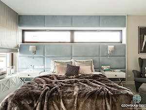 Sypialnia marzeń - Średnia biała niebieska z panelami tapicerowanymi sypialnia, styl nowoczesny - zdjęcie od Ossowska Architektura Wnętrz