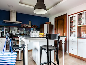 Apartament na poddaszu - Średnia zamknięta z kamiennym blatem biała niebieska z zabudowaną lodówką kuchnia w kształcie litery l, styl nowoczesny - zdjęcie od Ossowska Architektura Wnętrz