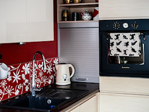 Klimatyczne mieszkanie na Starówce - Mała zamknięta z kamiennym blatem czerwona z zabudowaną lodówką z nablatowym zlewozmywakiem kuchnia w kształcie litery l, styl nowoczesny - zdjęcie od Ossowska Architektura Wnętrz