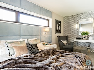 Sypialnia marzeń - Średnia biała niebieska z panelami tapicerowanymi sypialnia, styl glamour - zdjęcie od Ossowska Architektura Wnętrz